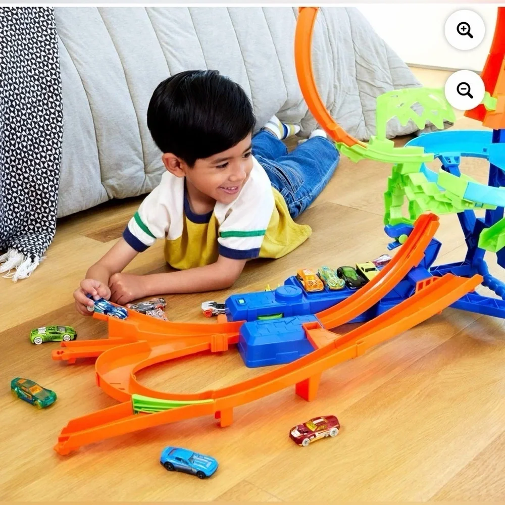 Hot Wheels Stunt Tracks Mid-Air Crash Playset with 1:64 Scale Die-Cast Toy